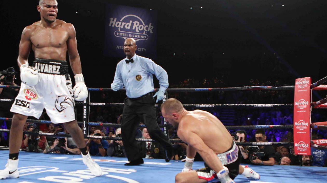 Momento de la pelea entre Elider Álvarez y Sergey Koralov.