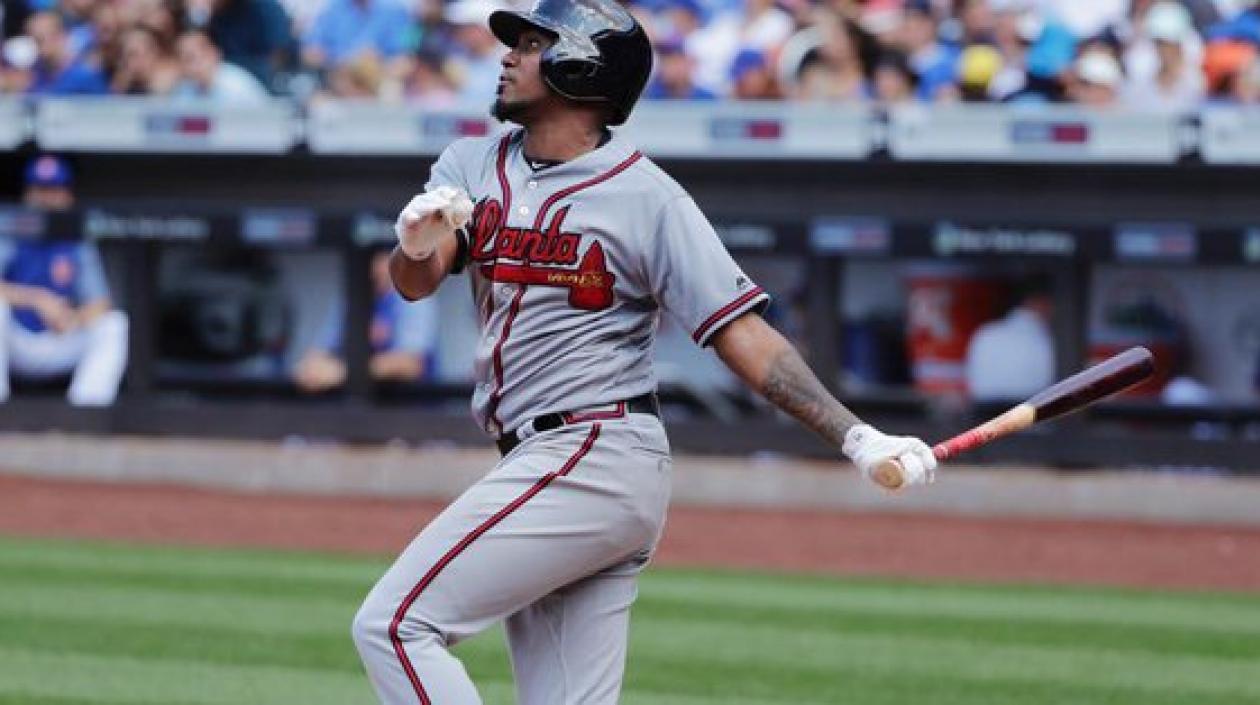 Batazo de cuadrangular de Julio Teherán. 