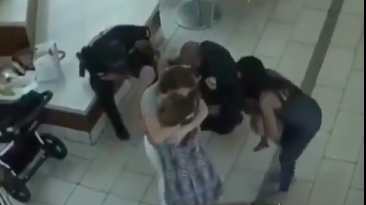 Momentos en el que los dos policías salvan a la bebé. 