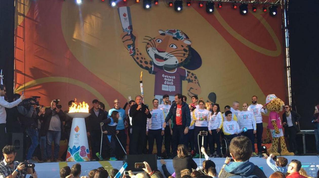 Momentos del recorrido del Fuego Olímpico de la Juventud. 