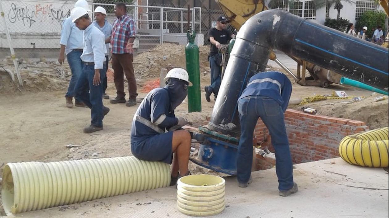 Operarios de la Triple A durante los trabajos de empalme.