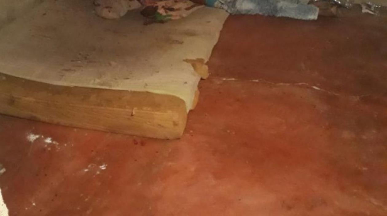 El hombre fue hallado muerto en la colchoneta donde dormía.