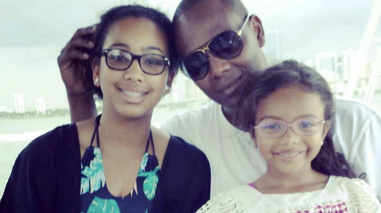 Édgar Rentería al lado de sus hijas. 