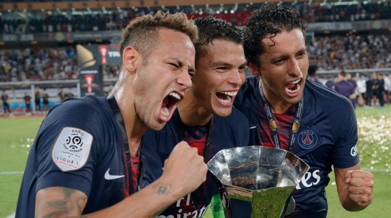 Jugadores del PSG celebran el título. 