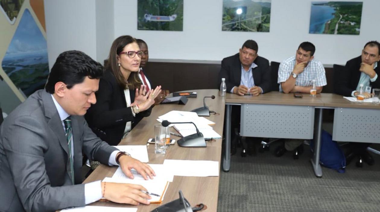 La Ministra Ángela María Orozco presidiendo la reunión.