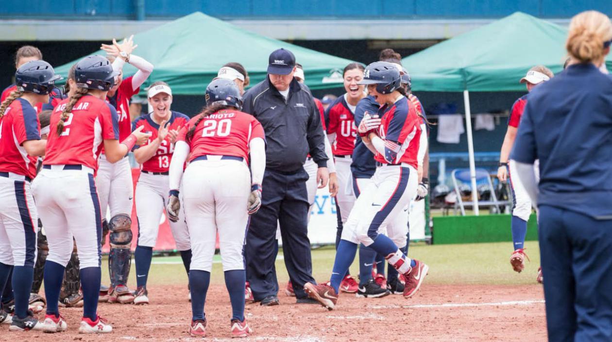 Jugadoras de Estados Unidos celebran una anotación. 
