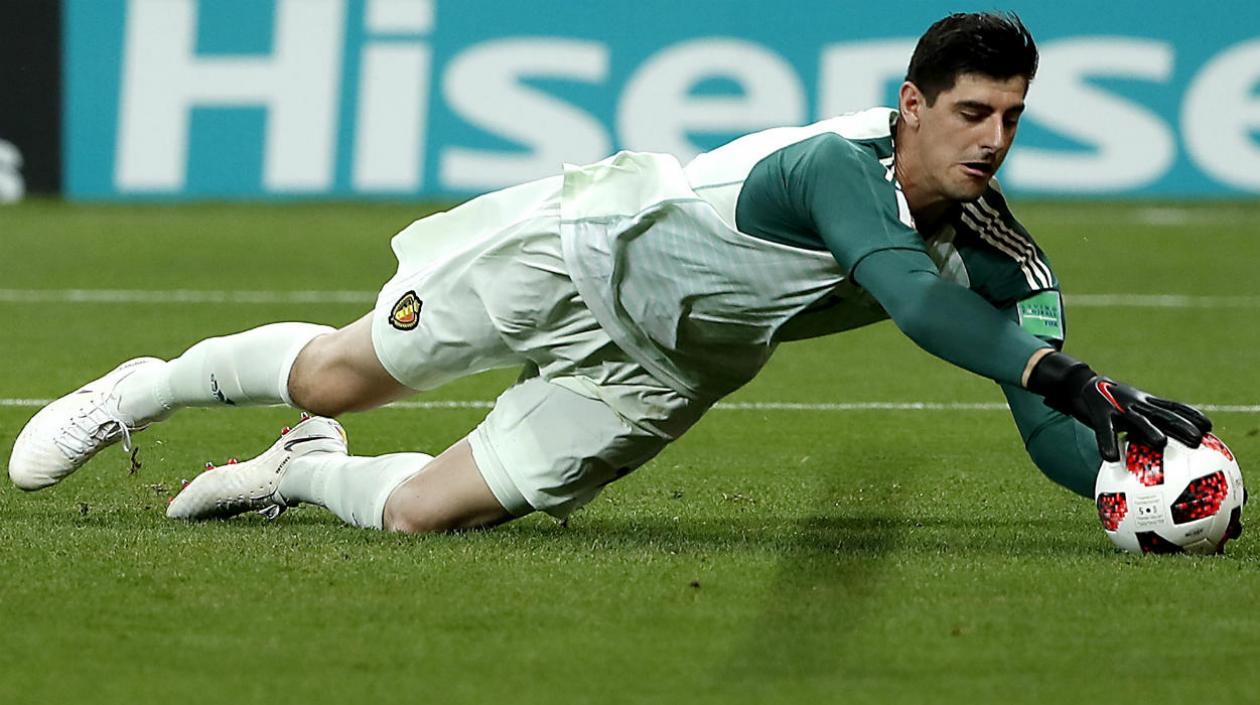 Thibaut Courtois ataja una pelota. 