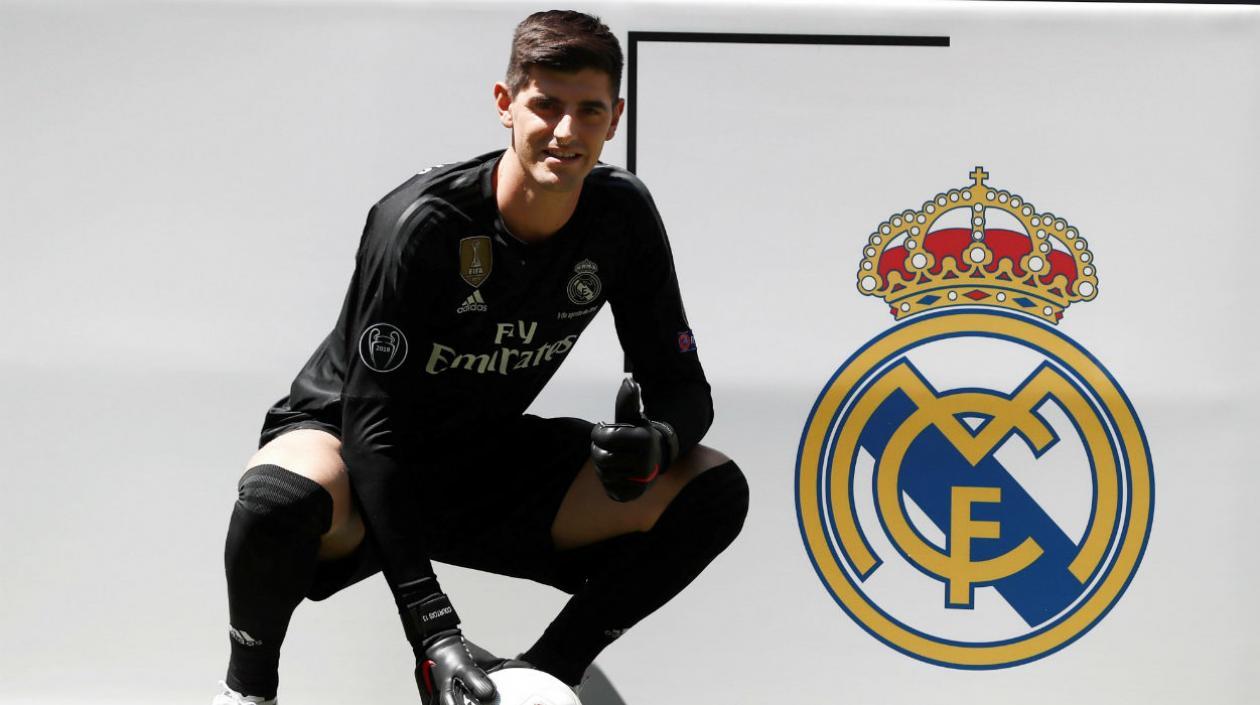 Thibaut Courtois posa con la camiseta del Real Madrid. 