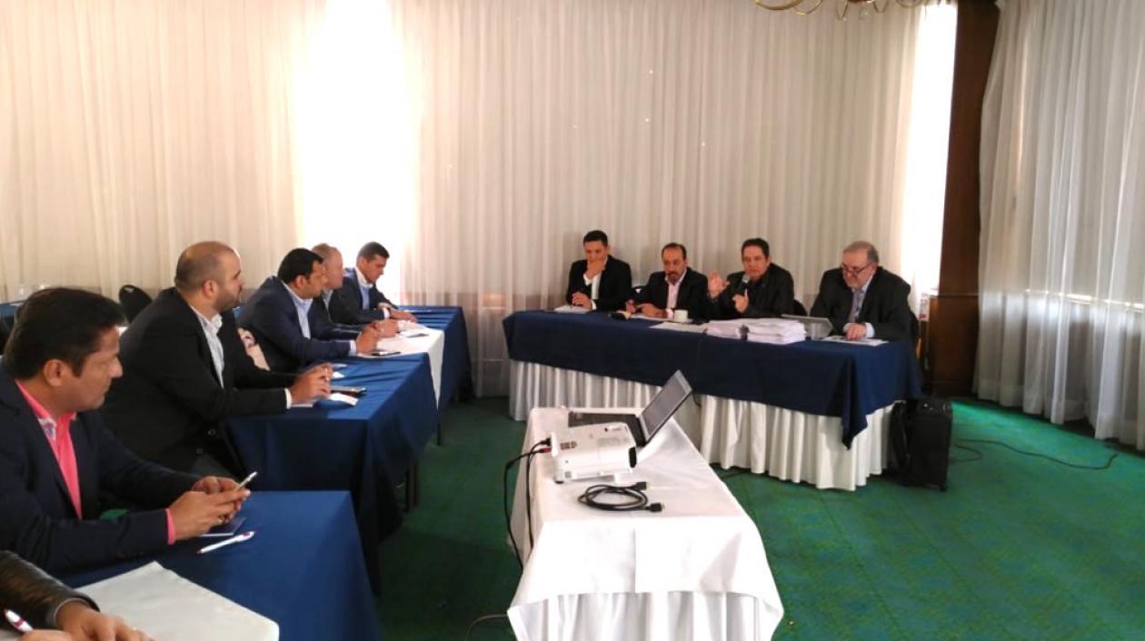 Germán Vargas Lleras reunido con su bancada.