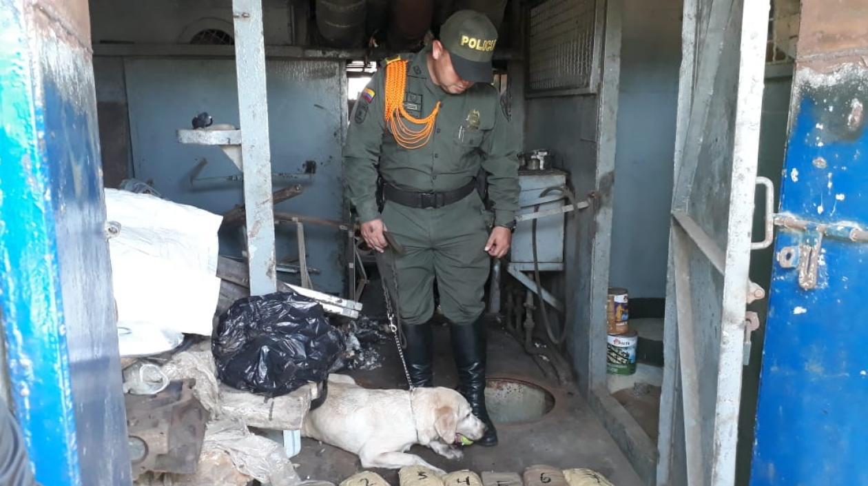 Las autoridades hallaron la droga en un barcaza.