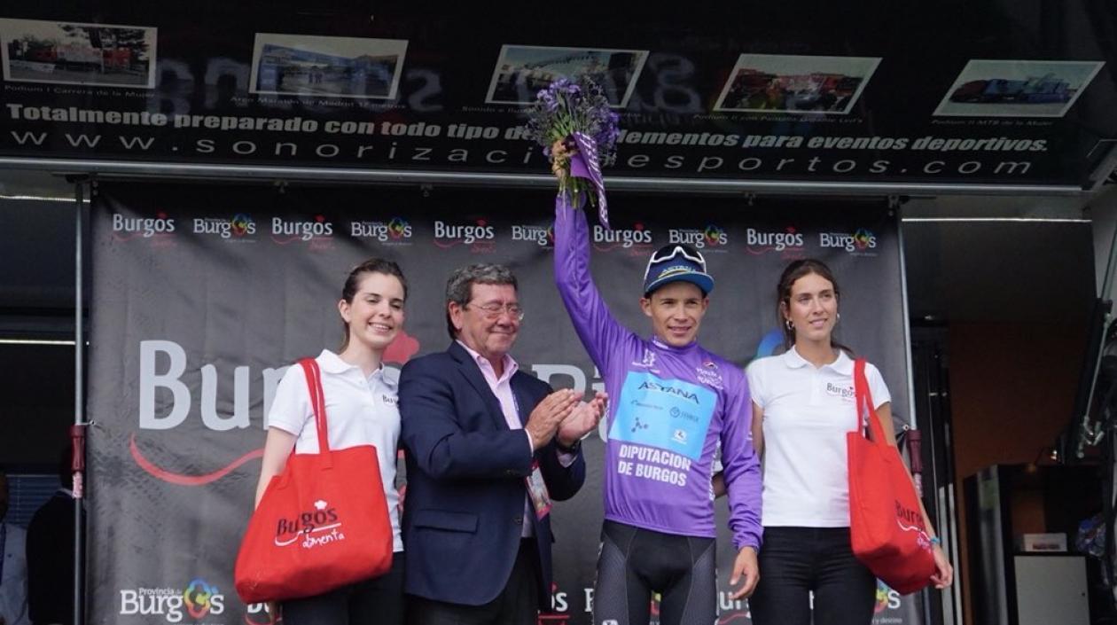 Miguel Ángel López con la camiseta de líder de la Vuelta a Burgos. 