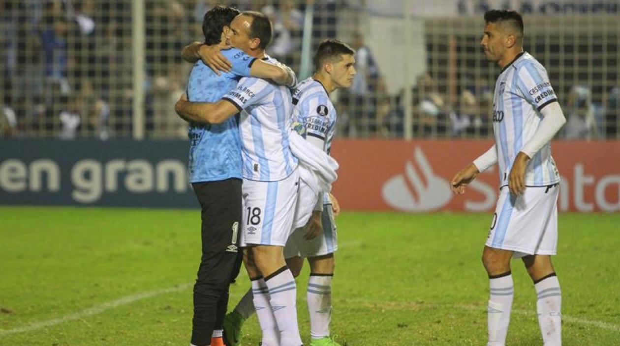 Jugadores argentinos festejando el triunfo frente a los colombianos.