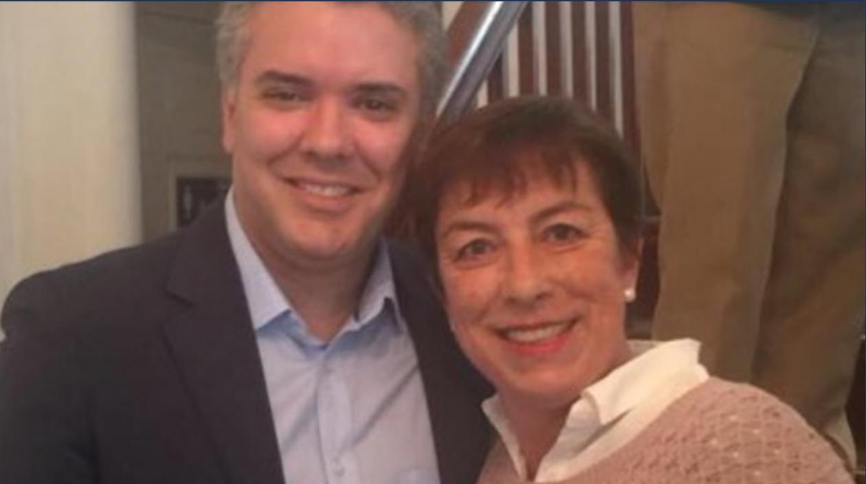 Presidente Iván Duque con Claudia Ortiz.