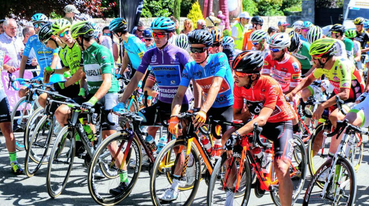 Miguel Ángel López, con la camiseta morada del líder de la carrera.