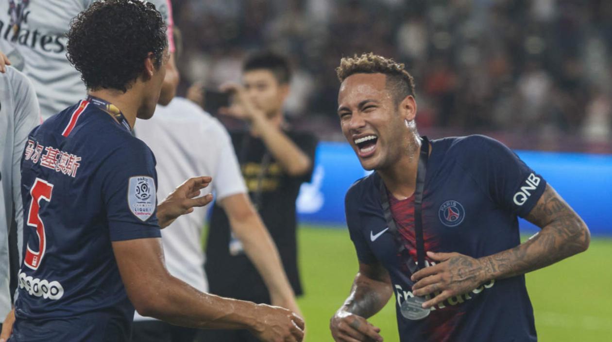 Neymar bromea con uno de sus compañeros. 