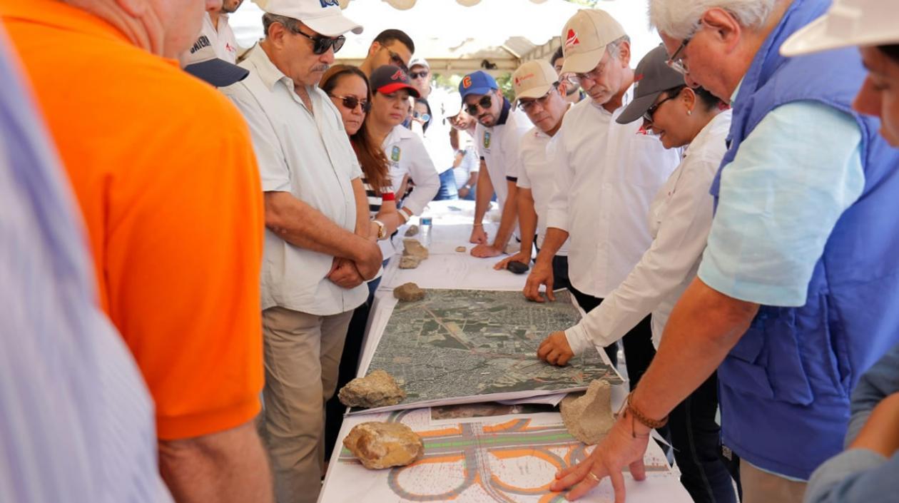 El Gobernador del Atlántico en el inicio de la obra en el Puente La Virgencita.