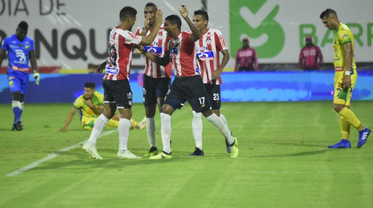Gabriel Fuentes celebrando con sus compañeros.