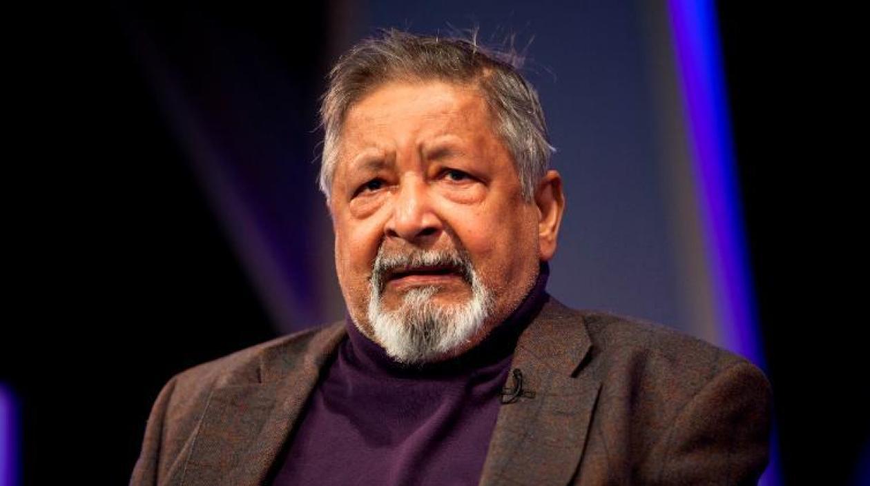 Vidiadhar Surajprasad Naipaul (V.S. Naipaul).