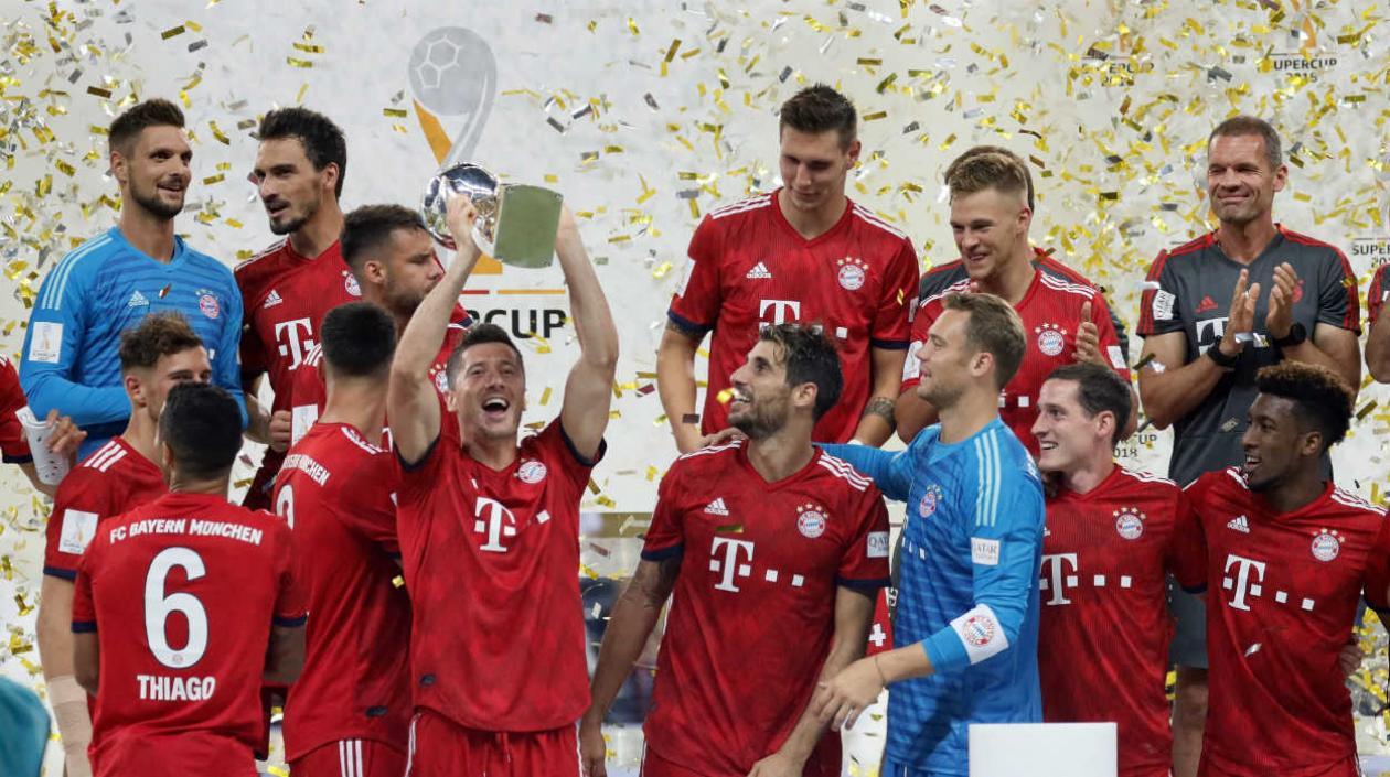 Robert Lewandowski levanta el trofeo de campeón. 