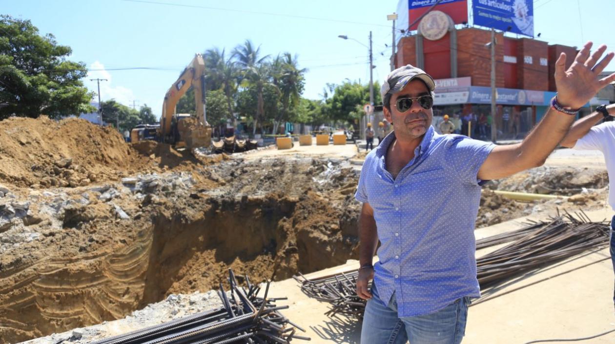 Alcalde Char durante su visita a las obras de la canalización del arroyo de la 21.