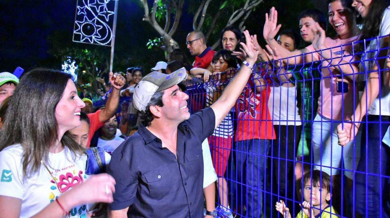 El Alcalde Alejandro Char interactuando con barranquilleros.