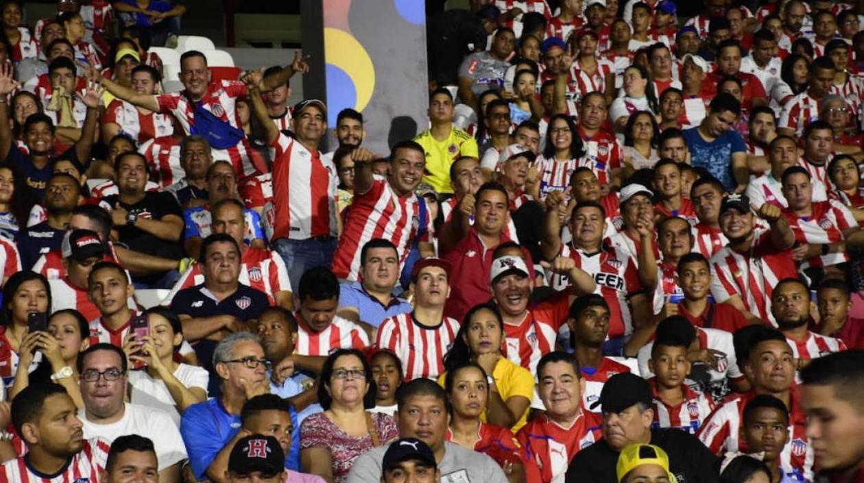 Hinchas de Junior en el estadio Romelio Martínez. 