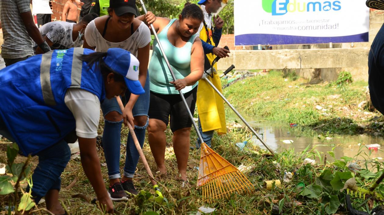 Jornada de limpieza de un arroyo en Soledad.