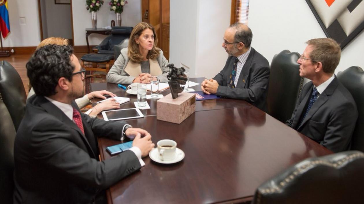 Vicepresidenta Marta Lucía Ramírez junto al embajador del Reino Unido, Peter Tibber.