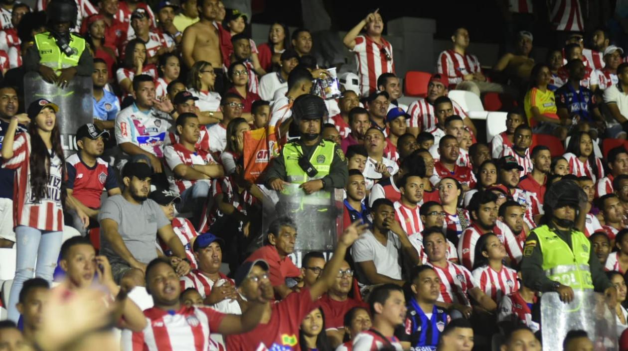 Tribuna del estadio Romelio Martínez.