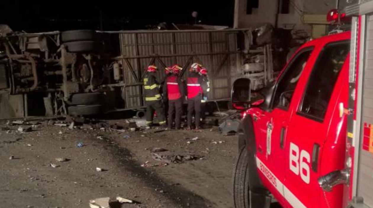 Bomberos en el lugar del accidente.