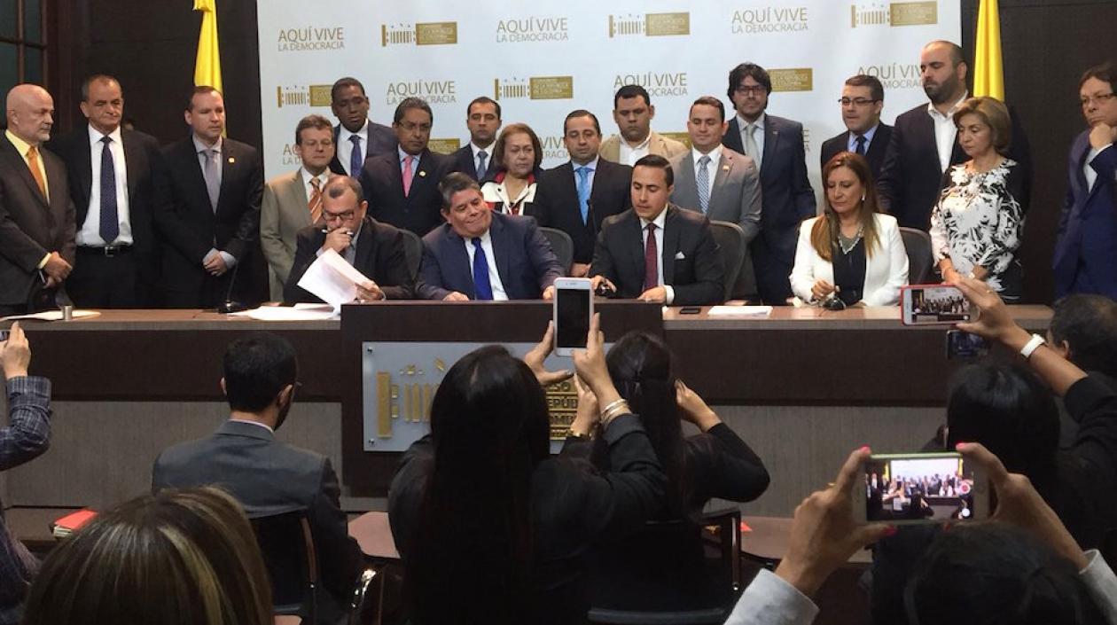 La bancada de Cambio Radical presentando la iniciativa.