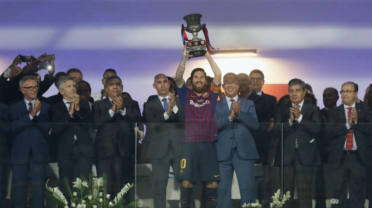 Lionel Messi levanta el trofeo de la Supercopa. 