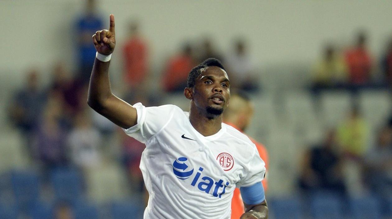 Samuel Eto'o, delantero africano. 