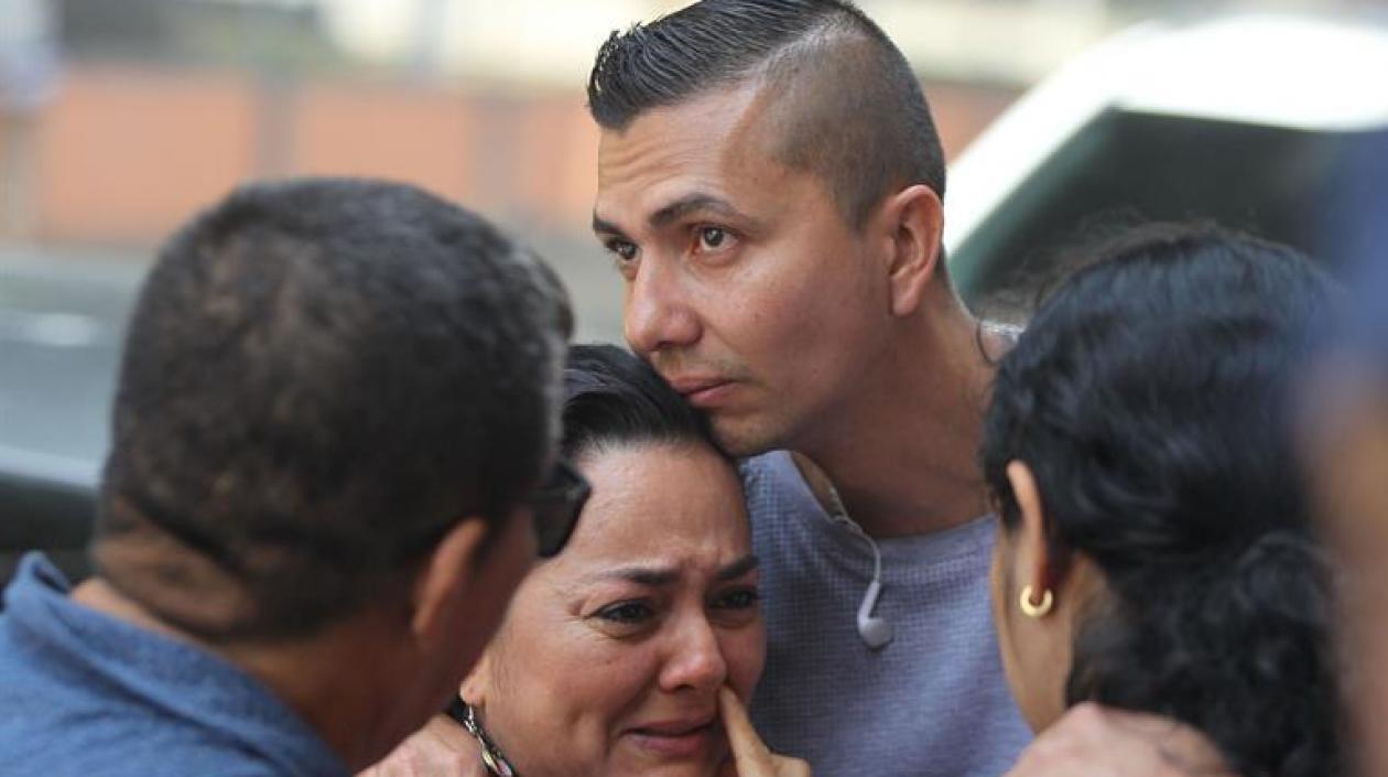 Familiares de colombianos muertos en un accidente de tránsito en Ecuador lloran hoy en Cali.