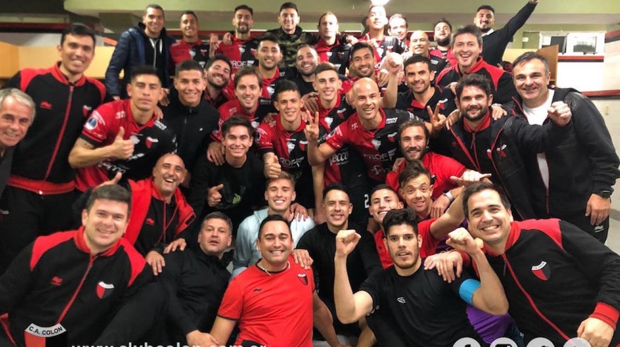 Jugadores de Colón celebrando en el camerino.