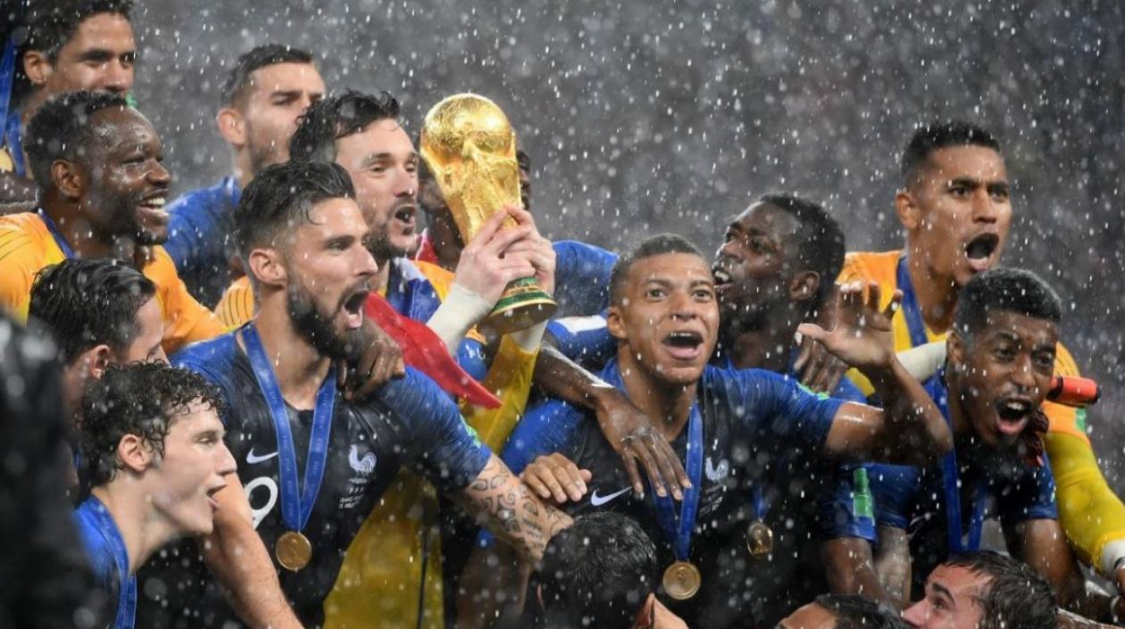 Jugadores de Francia celebran con el trofeo de campeones mundiales. 