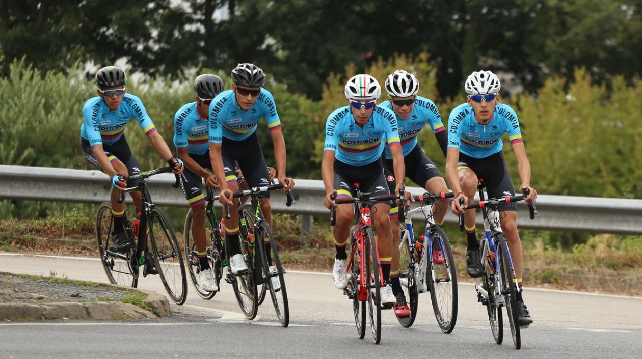 Ramiro Sosa conduce a sus compañeros de la Selección Colombia.