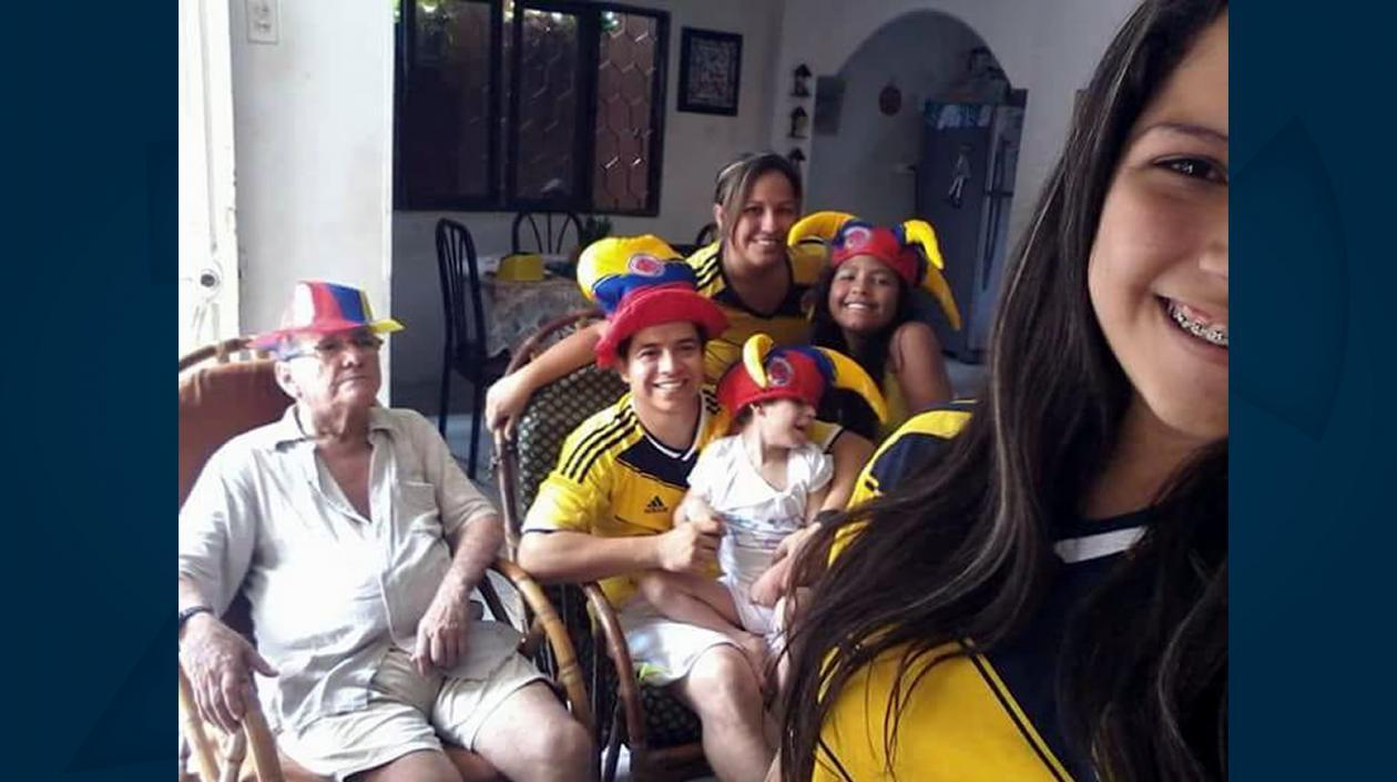 Juliana, en compañía de sus familiares.