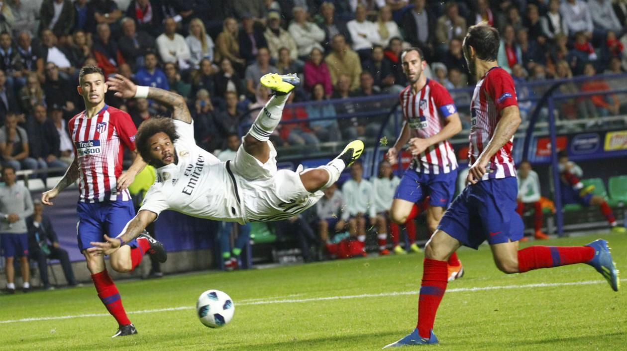 Acción del partido entre Real Madrid y Atlético de Madrid. 
