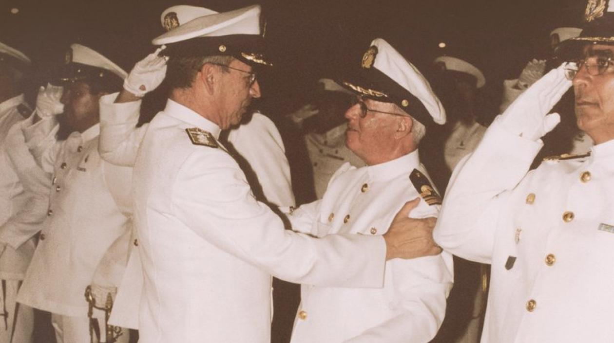 Monseñor Víctor Tamayo en ceremonia militar.