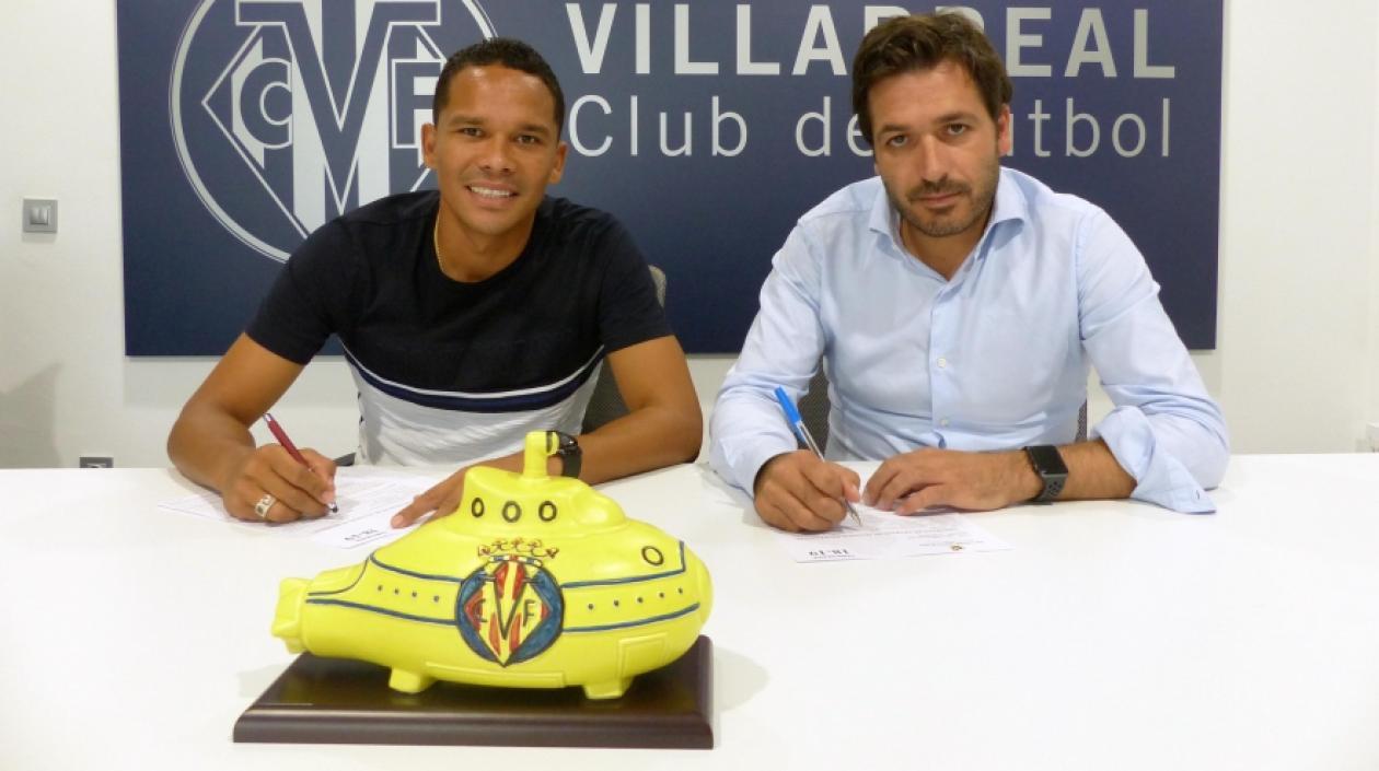 Carlos Bacca durante la firma del contrato que lo liga por 4 temporadas al VIllarreal.