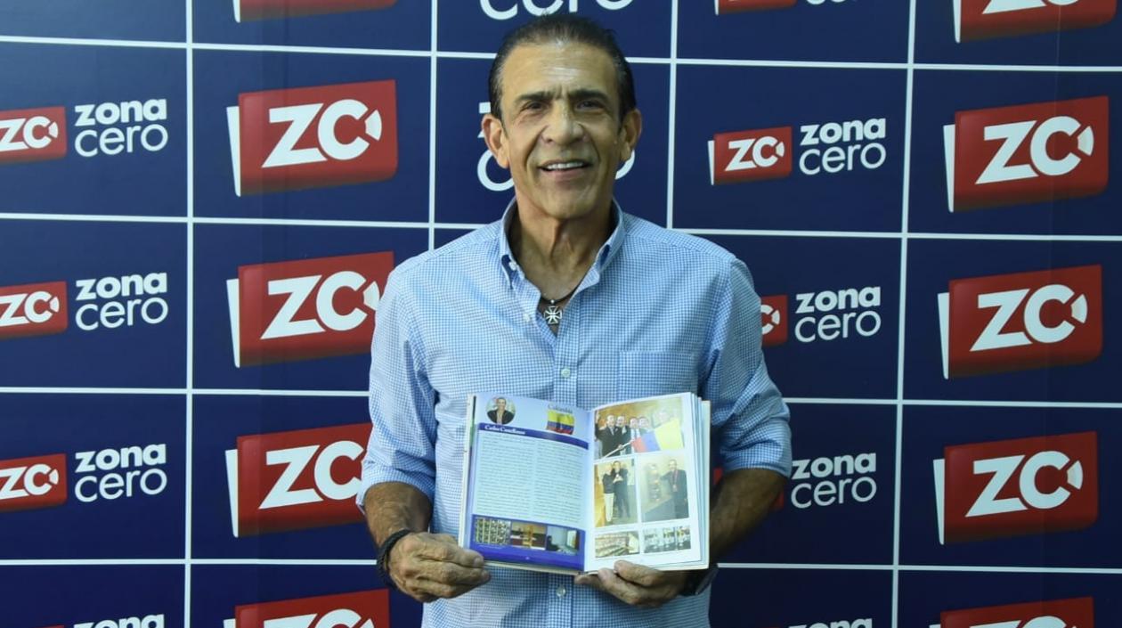 El criador y juez de aves Carlos Castellanos con la publicación.