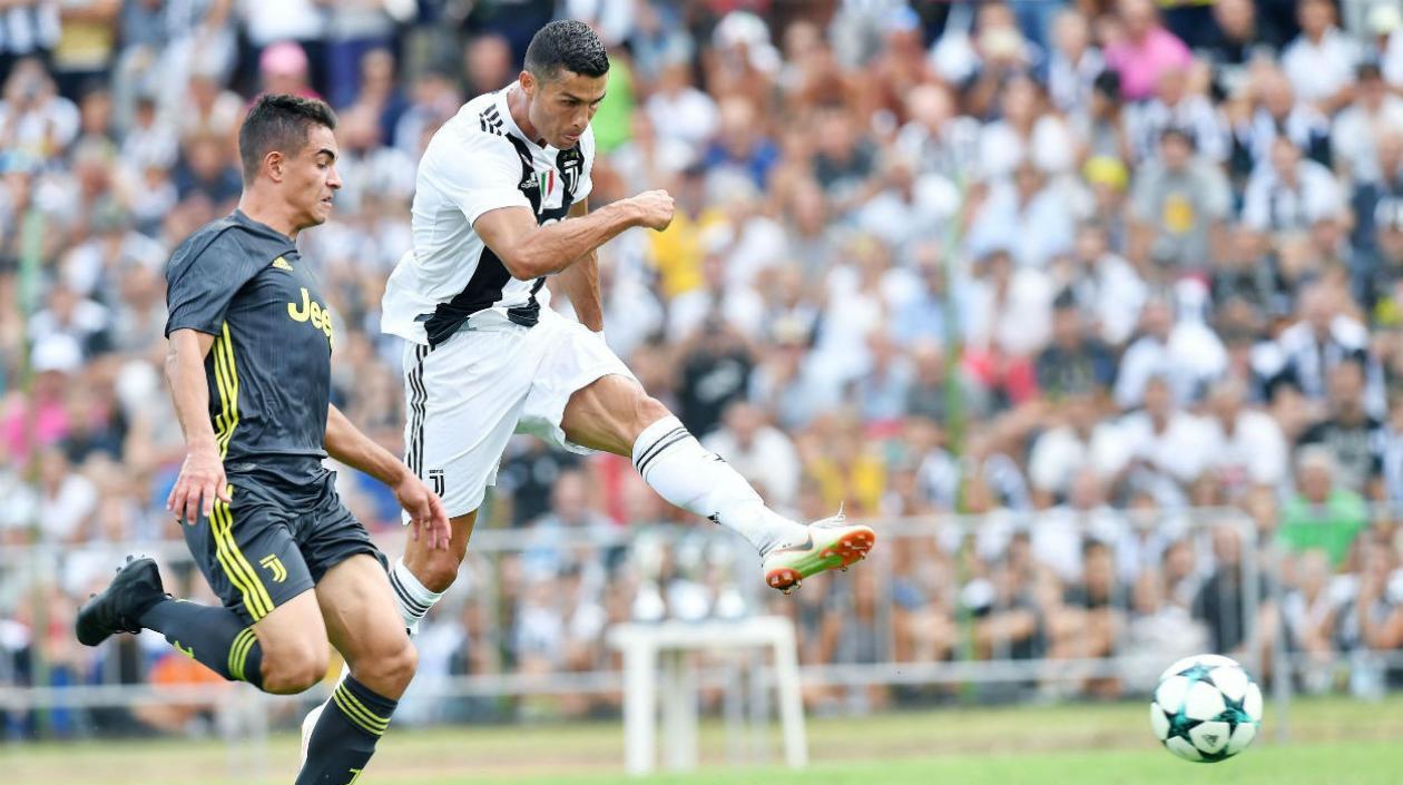 Cristiano Ronaldo en acción de juego con la Juventus. 