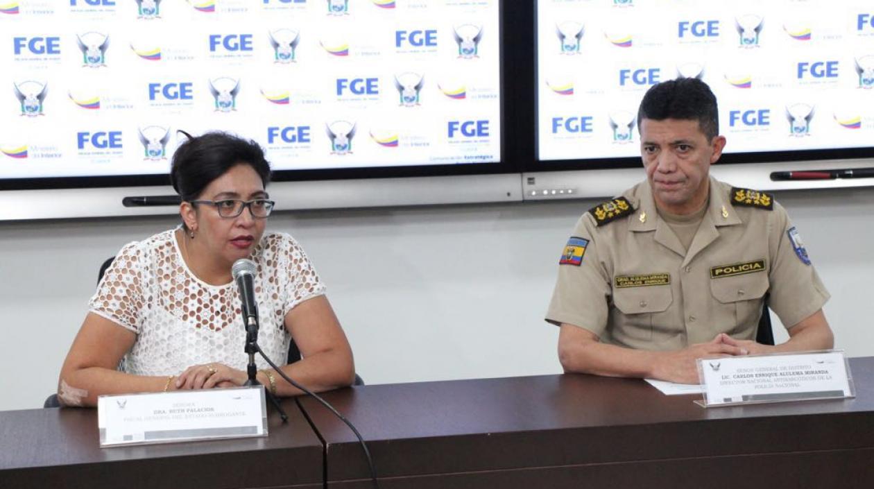  Fiscal de Ecuador y Director Policía Antinarcóticos, durante una rueda de prensa.