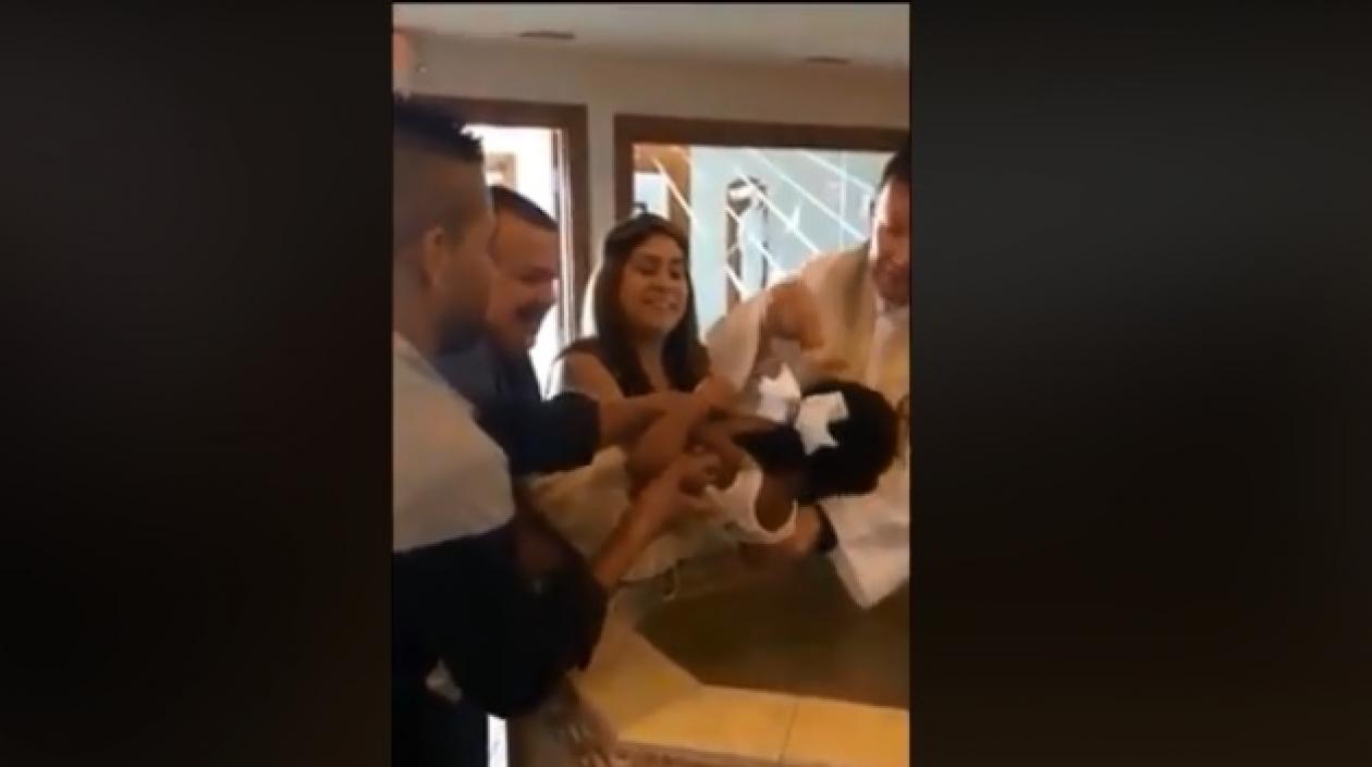 Momento en que la niña es bautizada.