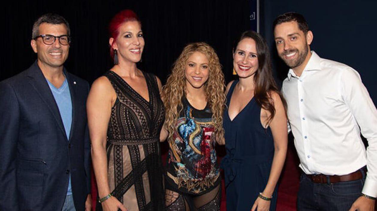 Shakira con miembros de la red LCI Education.