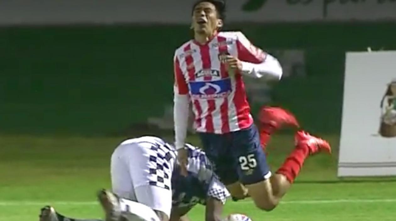 Falta cometida a Fabián Sambueza durante el partido.