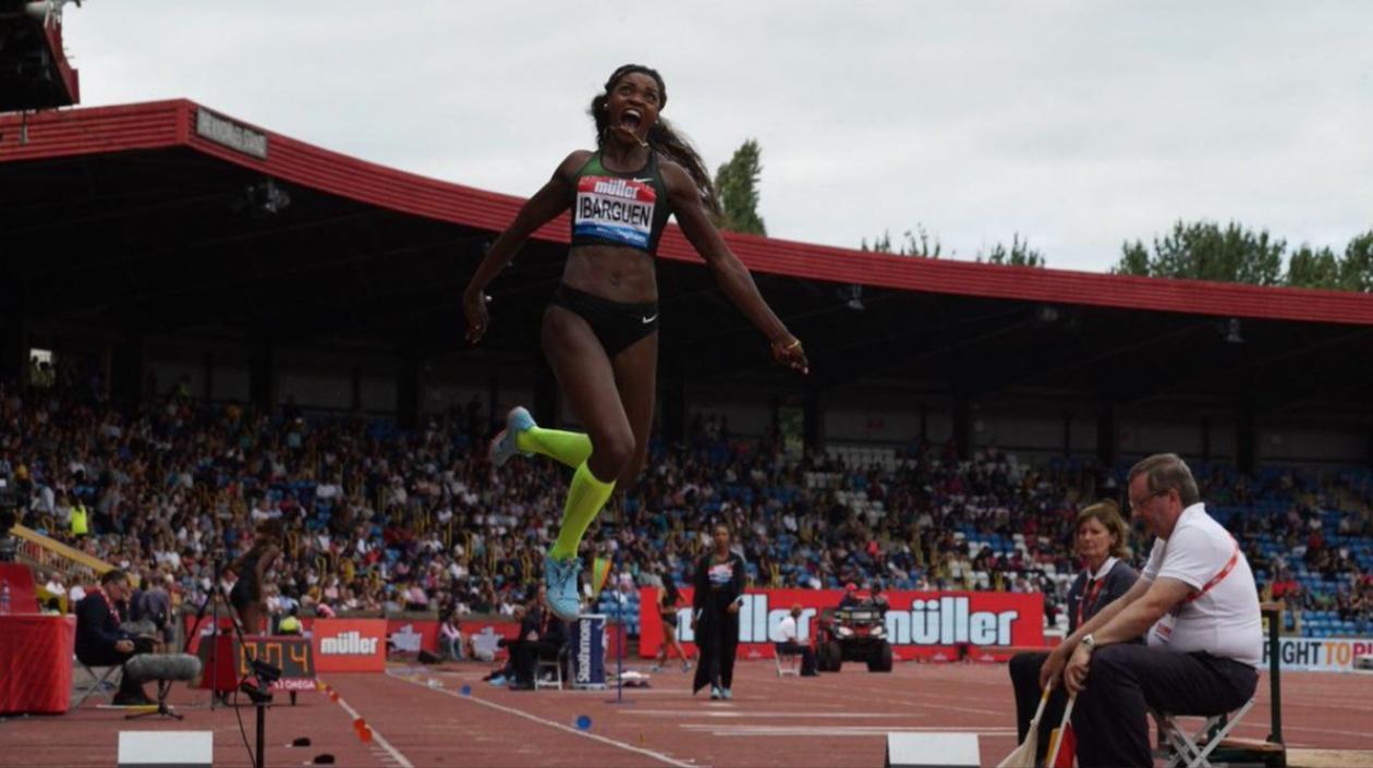 Caterine Ibargüen durante el salto largo. 