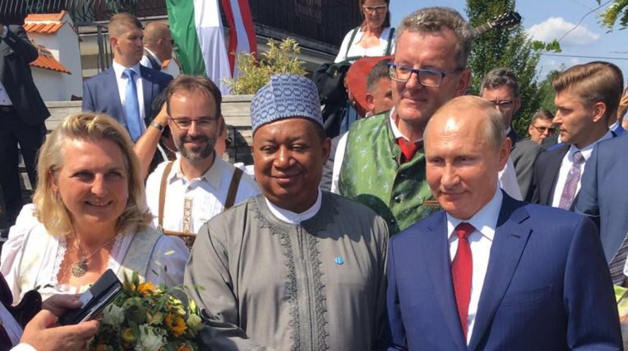 Presidente Ruso asiste a la boda de la ministra de Exteriores de Austria, Karin Kneissl con el empresarioWolfgang Meilinger (chaleco verde) .