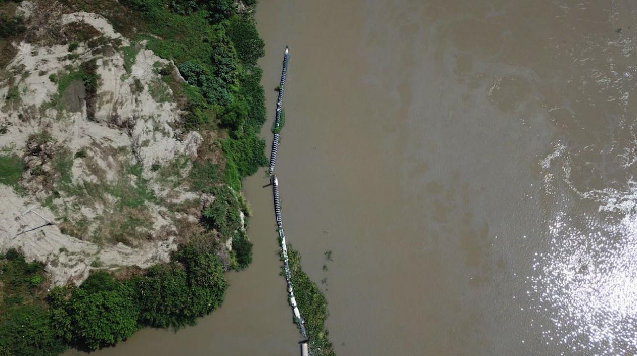 Barrera de contención en la zona de emergencia.
